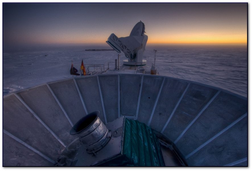 El BICEP2 (en primer plano) y el South Pole Telescope. Crédito: Steffen Richter (Harvard University)
