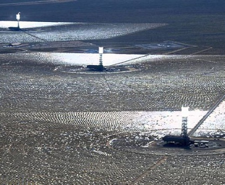 La planta solar en Ivanpah emite 46.000 toneladas métricas de CO2 al año