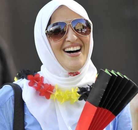 Mujer musulmana con los colores alemanes